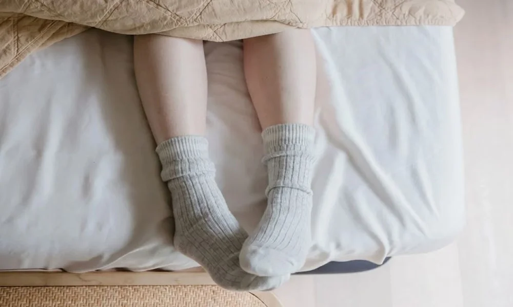 Полезно ли спать в носках